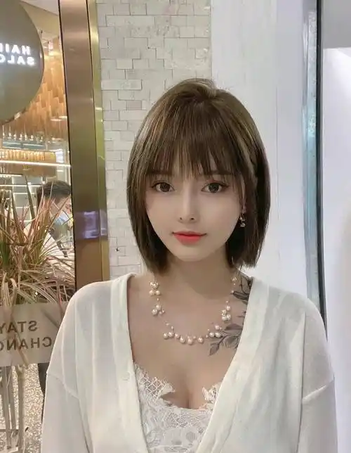 发量多的女士可以试试直发的波波头,三七分的造型有很好的遮脸效果