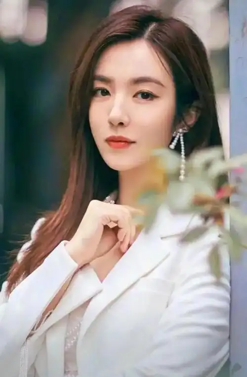 王晓晨白色西装配珍珠非常清爽,性感又妩媚动人|浅色系_网易订阅