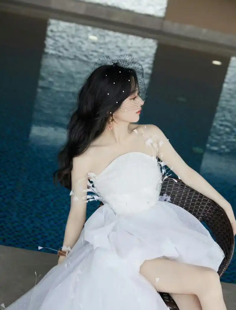 赵丽颖穿长裙展现她的极好的身材,就像一个丰满的水蜜桃般圆润饱满