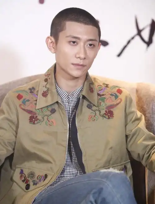 张一山回应患抑郁症传闻 坦言:暂时死不了