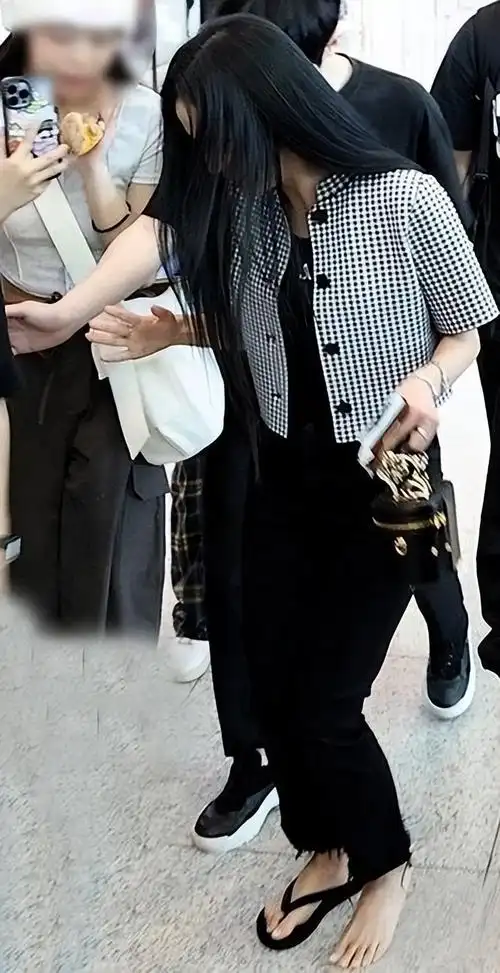 在一声尖叫中,只见花容失色的金智秀单脚站立,脚下人字拖突兀的少了