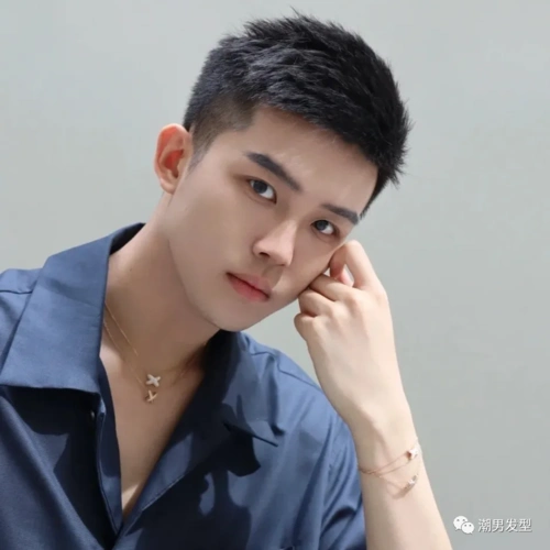 在炎热的夏季,我们可以剪一款这样的两边铲发型斜刘海短发,两边的头发