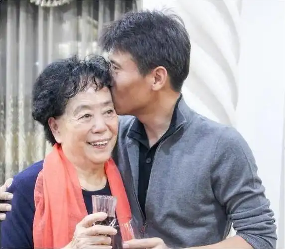 李乃文辟谣婚姻传闻,强调与黄曼无关,47岁婚姻真相仍成谜