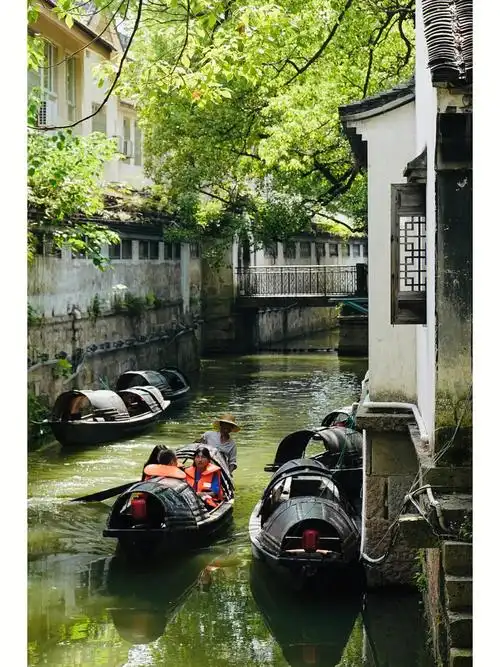 绍兴坐乌篷船带你入江南
