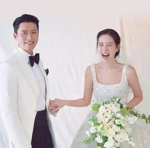 脱口秀 | 玄彬孙艺珍最新官方婚礼照来了!画面实在太养眼
