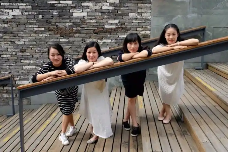 孩子们进了博物馆,妈妈们就在外摆拍!四人还是这么合拍!