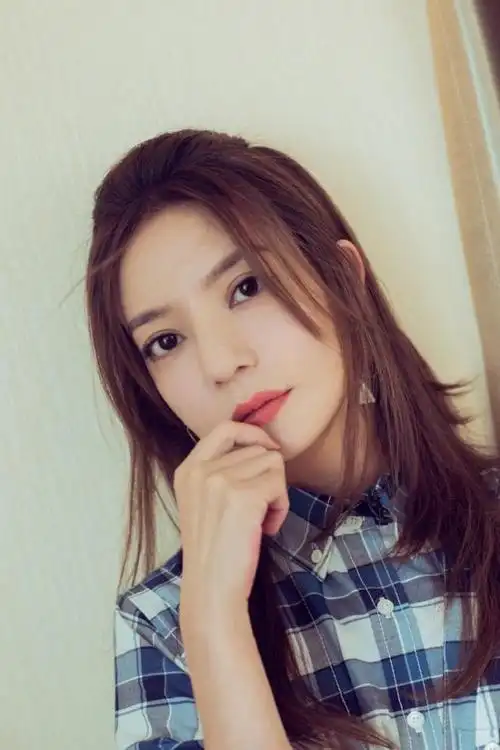 赵薇 格纹衬衫裙文艺清新 身材纤细眼神慵懒迷离