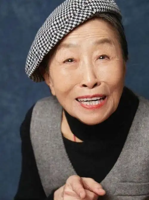 有种"整容"叫丑娘化浓妆,80岁气场依旧,高级感不输年轻女星