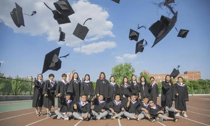 大专生晒毕业照被嘲,网友:怎么好意思_大学生_学历_自考