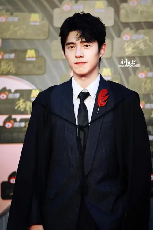 刘昊然超话#刘昊然跳起来帮小妹妹贴签名牌#「2021#微博电影之夜