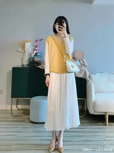 白色半身裙怎么搭配?原来这样穿更简约更显气质,通勤日常都甜美