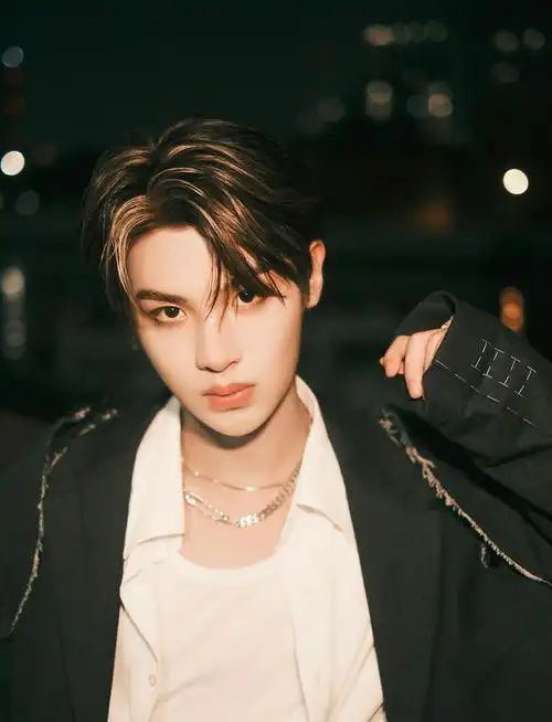 黄明昊这就是潮流红毯look77剧照帅就一个字