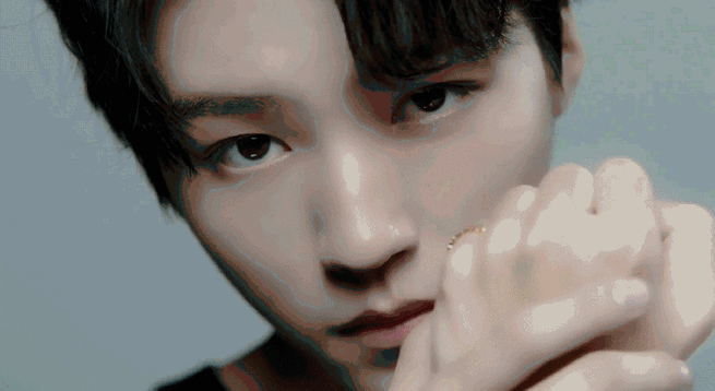 王俊凯扯衣领#王俊凯最新时尚大片曝光,眼神杀!锁骨杀!手腕杀!