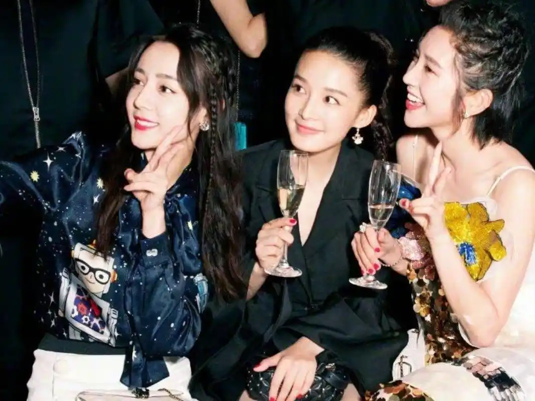 看了迪丽热巴跟别人的合影,才发现她的颜值有多优越!