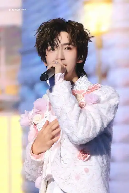 时代少年团叁重楼暨出道四周年演唱会##贺峻霖饭撒小天使##贺峻