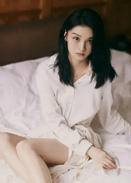 演员春夏受邀出席活动 衬衫裙亮相尽显简约大方