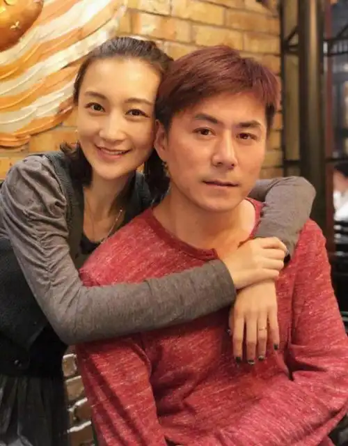 演员常铖生于山东长于台湾成名于新加坡娶小14岁演员妻子