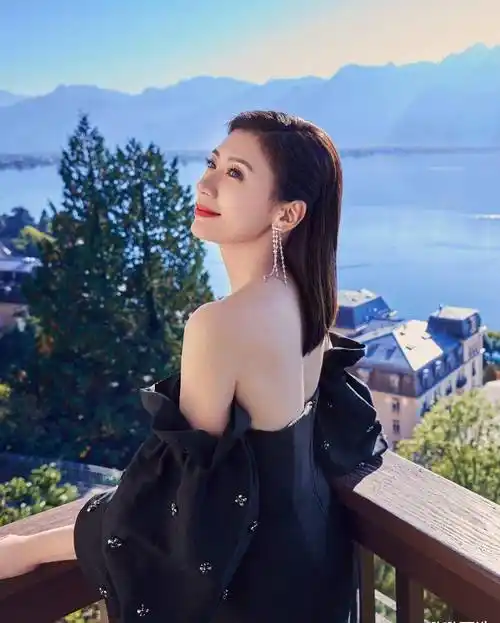 贾静雯气场太强,黑色露肩礼服时尚"露大腿"红唇背头女王范十足_设计