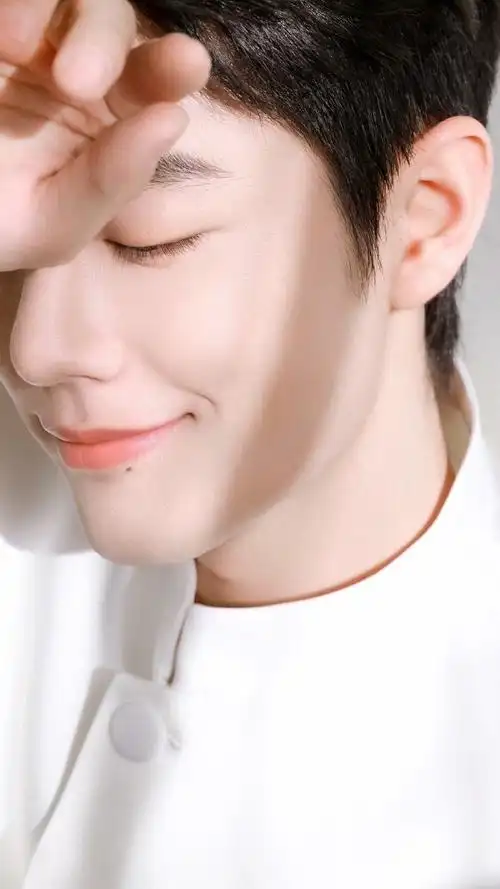 肖战##肖战我喜欢你#阳光打在侧脸上真的太好看了!