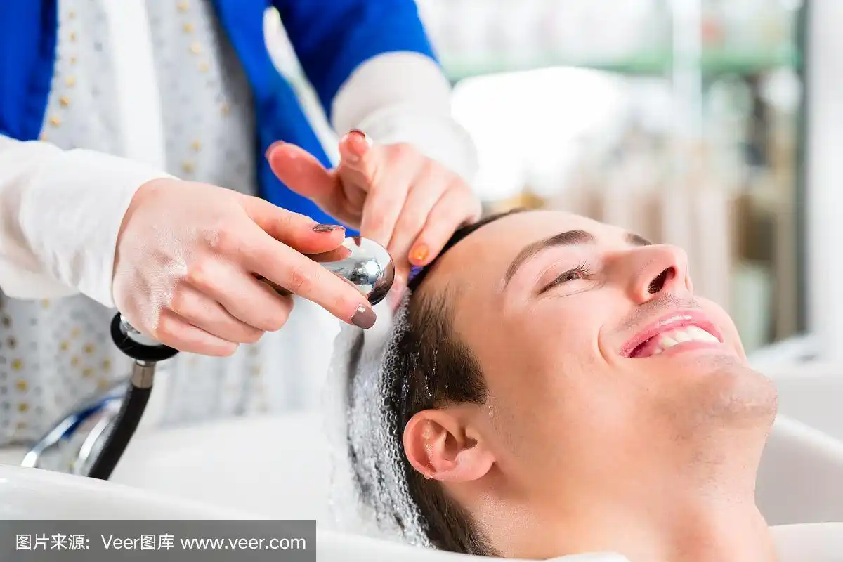 理发师在理发店为男士洗头