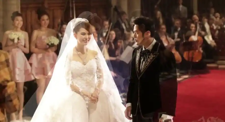 周杰伦昆凌飞奔相拥惹争议,他为爱"跌落神坛",错了吗?_腾讯新闻