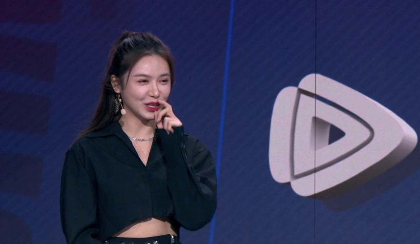 詹眉伤停,美娜成湖人最大头牌!球迷怒刷10万礼物,美娜当场脸红