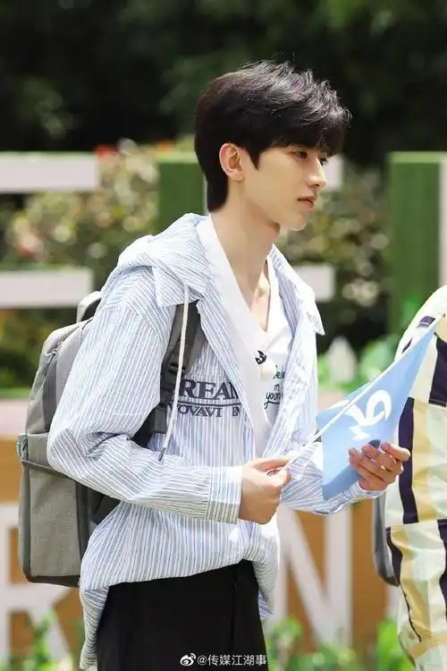 蔡徐坤《奔跑吧》剧照公开,导游小葵掉入泥潭变身"脏脏坤",厨房小白要