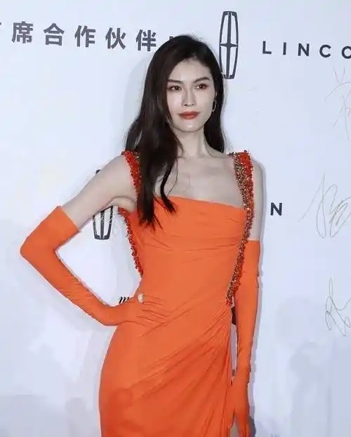 女人有何穗的身材就挺好,一袭开叉长裙秀出美腿,超模气质好动人_女性