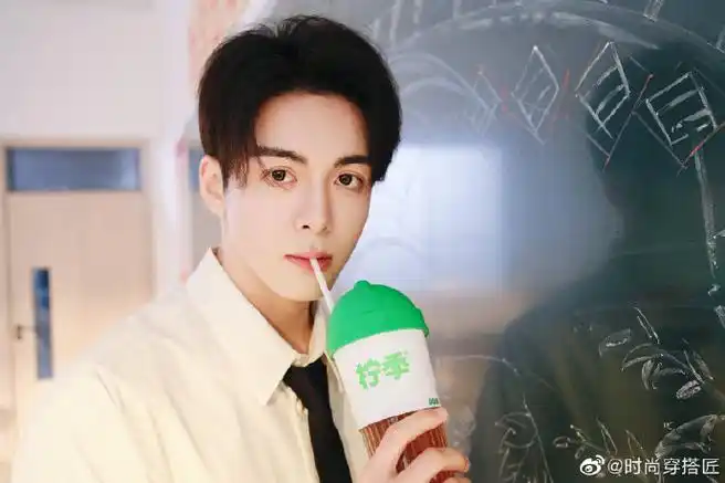 曾舜晞重回校园风