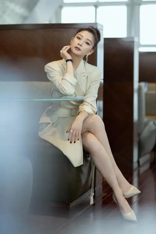 42岁的殷桃底子真好米色西装裙配大蝴蝶结精致优雅满屏高级感