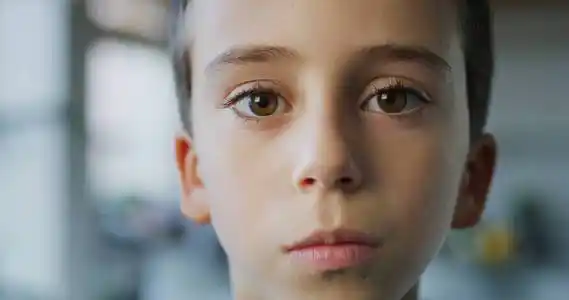 儿童保护儿童的概念十几岁男孩 10 年棕色头发高加索外观眼睛闭上