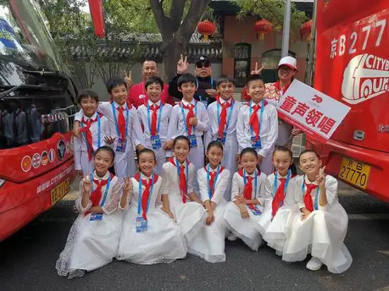 广场上飞来一群百灵鸟银河少年电视艺术团献唱70周年阅兵式