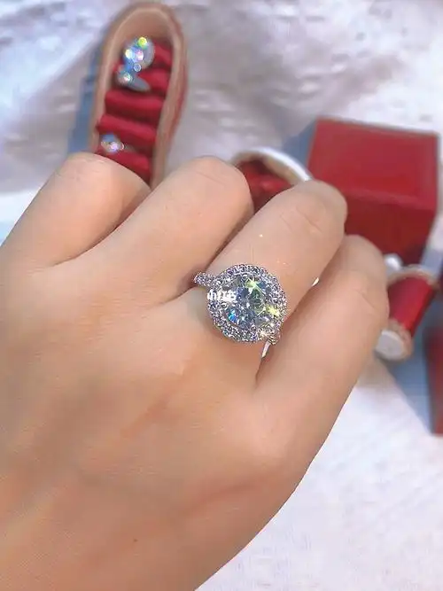 三克拉群镶钻石戒指