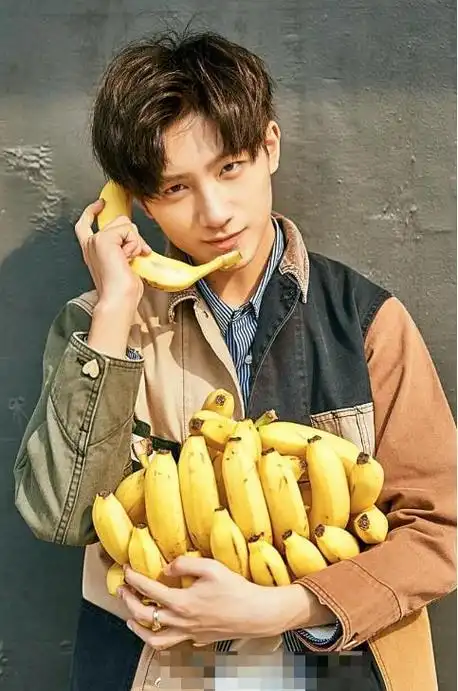 李宏毅疑与女友同居数月,女方清纯身材好,男方曾和赵露思传绯闻