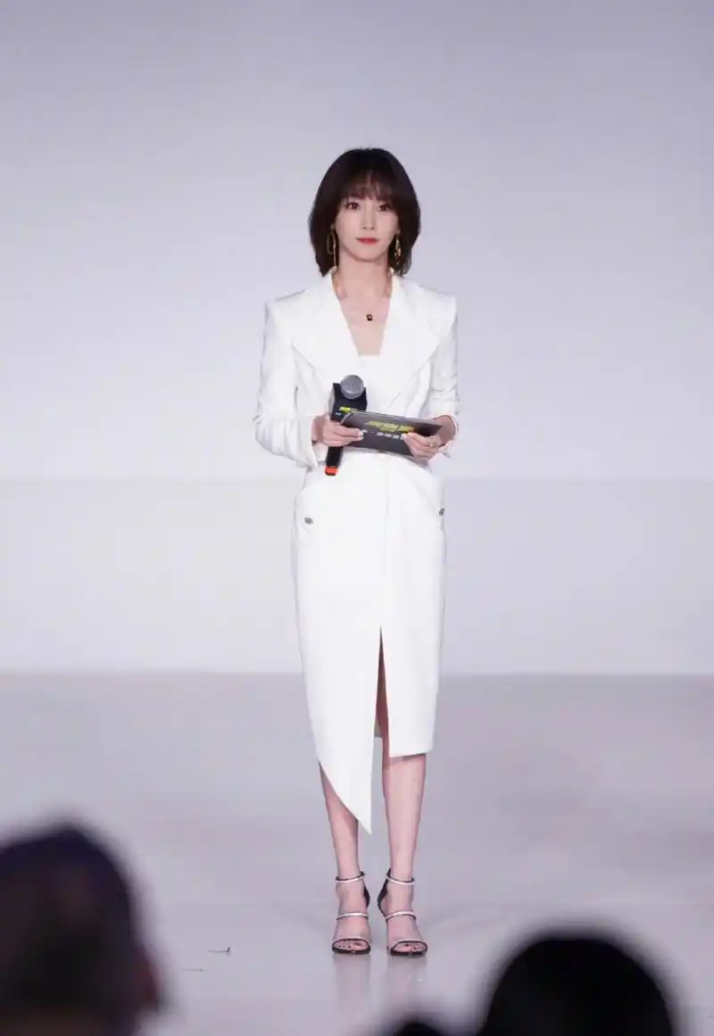 吴京妻子谢楠终于留长发了,真的好美!好温柔!#星闻放映厅