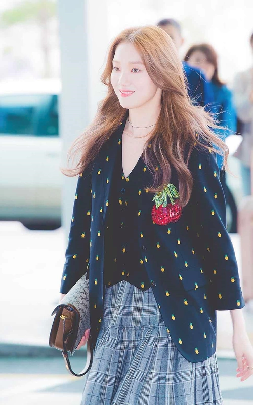 李圣经颜值高身材俱佳穿西服外套搭配百褶裙精致又洋气