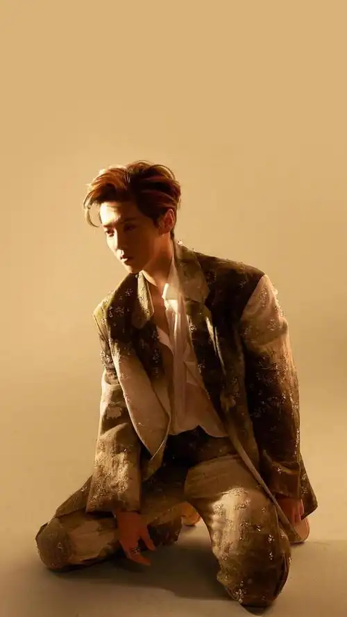 鹿晗时尚休闲霸气迷人写真