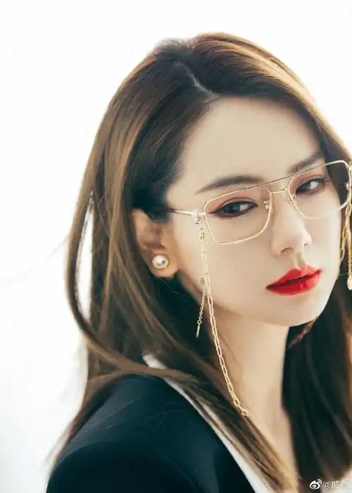 戚薇带大侦探角色参加女子推理社##戚薇带6个侦探加入女推团