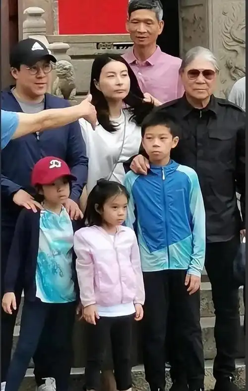 霍家清明扫墓都穿运动服霍中曦身高惊人居然和郭晶晶齐肩