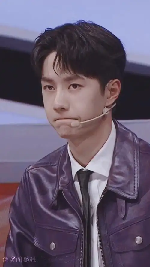 王一博#抿嘴变王"一"博系列超可爱的王一宝,明晚看@uniq-王一博玩