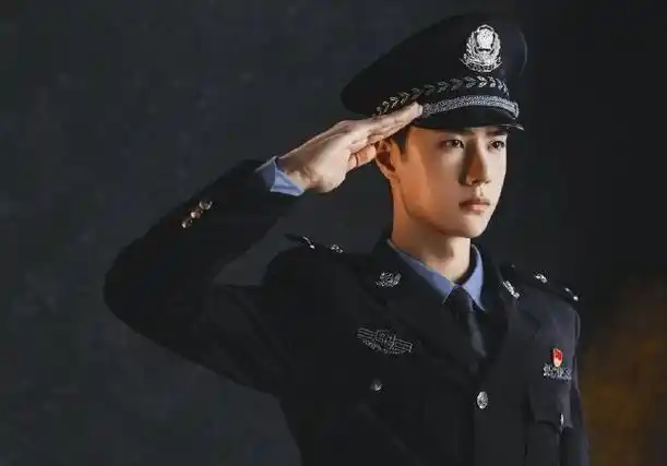 王一博肉嘟嘟的脸不适合演人?当他穿上军装的那一刻,爱了!