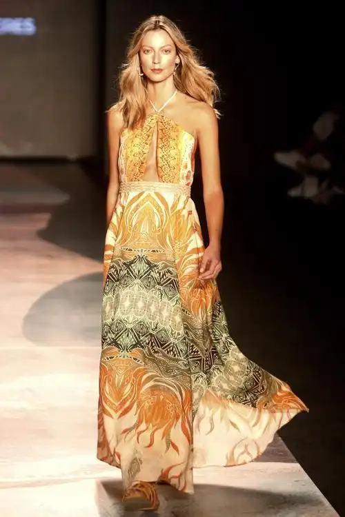 模特展示设计师比阿特丽斯·卡马乔设计的服装