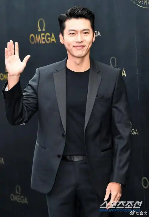 玄彬状态#今天,37岁的玄彬一身黑色西装亮相某活动,儒雅绅士,状炭看