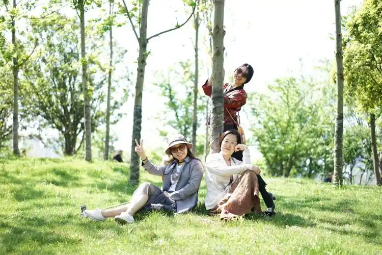 再来个三人组合拍,拍照时据说动作不一致,要求喊一二三