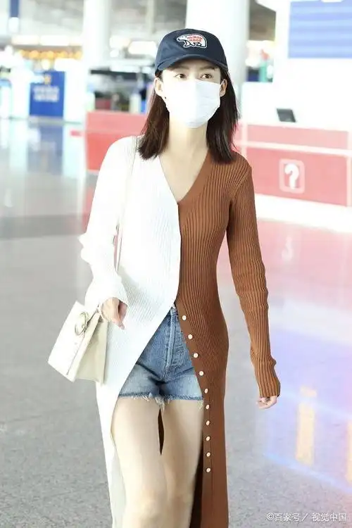 李沁超长针织衫搭 热裤示范早秋潮搭 修长美腿白到发光又美又飒