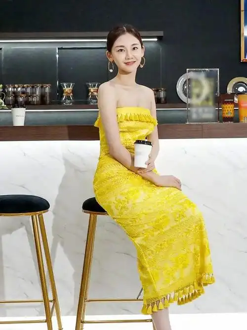 苗苗真的"挺耐看",穿白色斜肩上衣搭配黑色紧身裤,长腿真抢镜