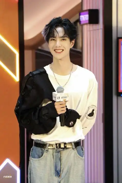 回应: 求王一博笑的图片