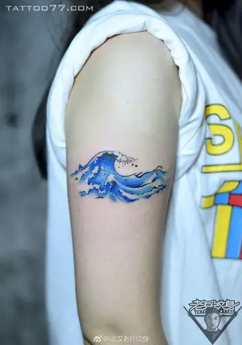 大臂彩色海浪纹身图案作品