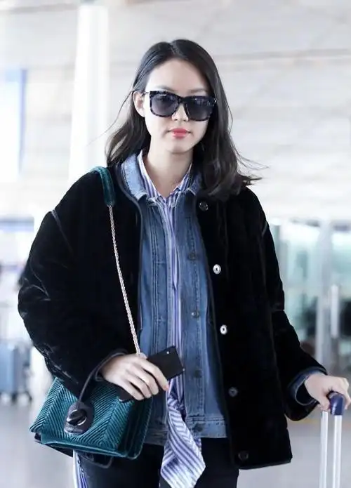 "世姐"张梓琳低调现身机场,穿牛仔外套搭条纹衬衣,大长腿无敌
