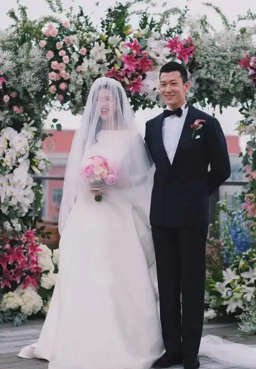 朱珠婚礼细节高定婚纱穿出名媛风珍珠皇冠镶389克拉钻石